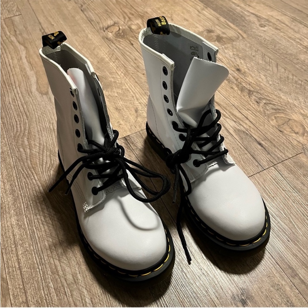 NEW Dr. Martens 1460 Smooth Leather Boot White 7 - Picture 4 of 11